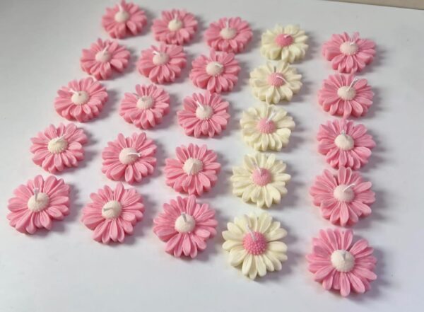 P/W Daisy flower candle