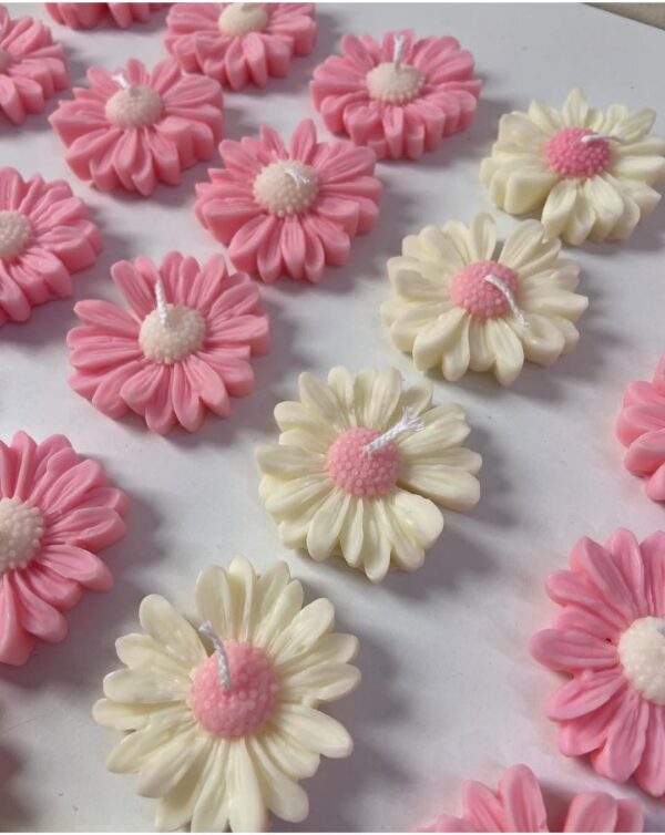 P/W Daisy flower candle - Image 3