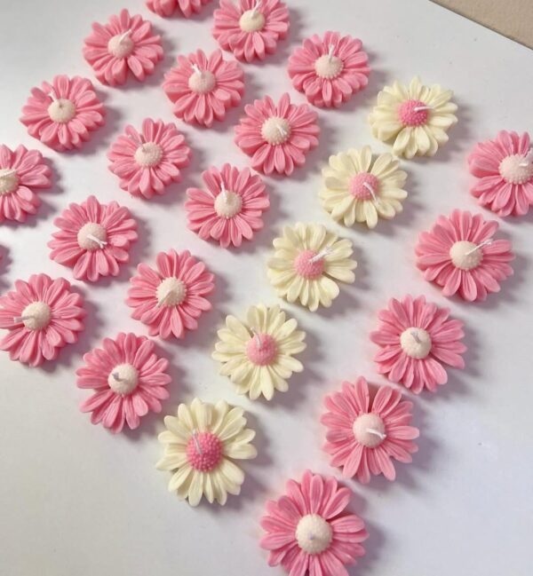 P/G Daisy flower candle - Image 3