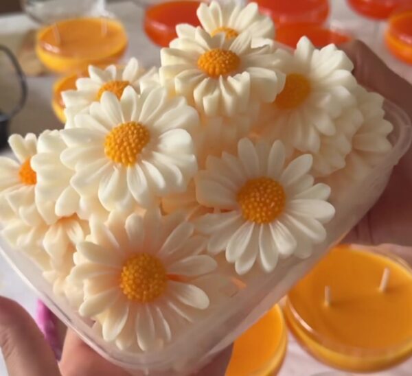 B/W Daisy flower candle - Image 2